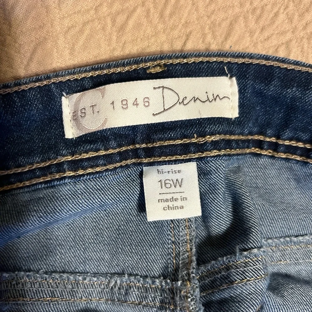 Elegant Dark Blue Flare Jeans with Embellishments - Picture 2 of 4